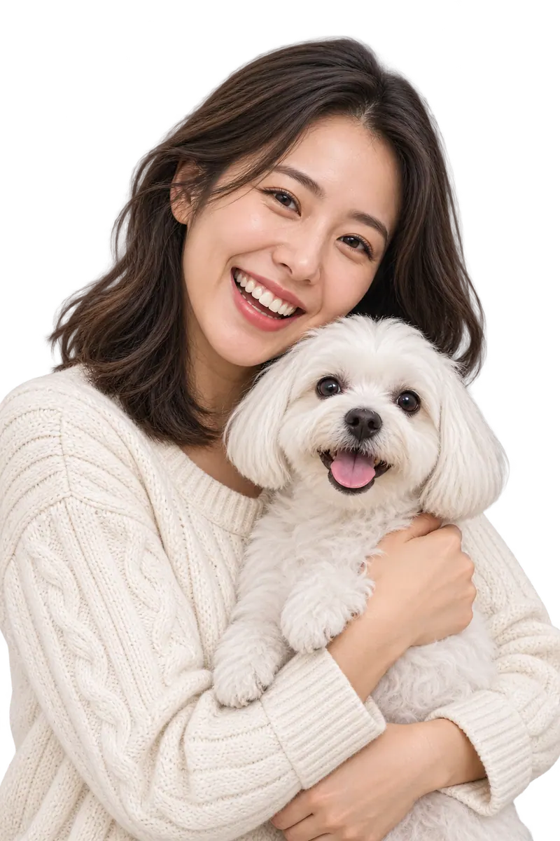 말티즈를 안고 편안한 시간을 보내는 여성